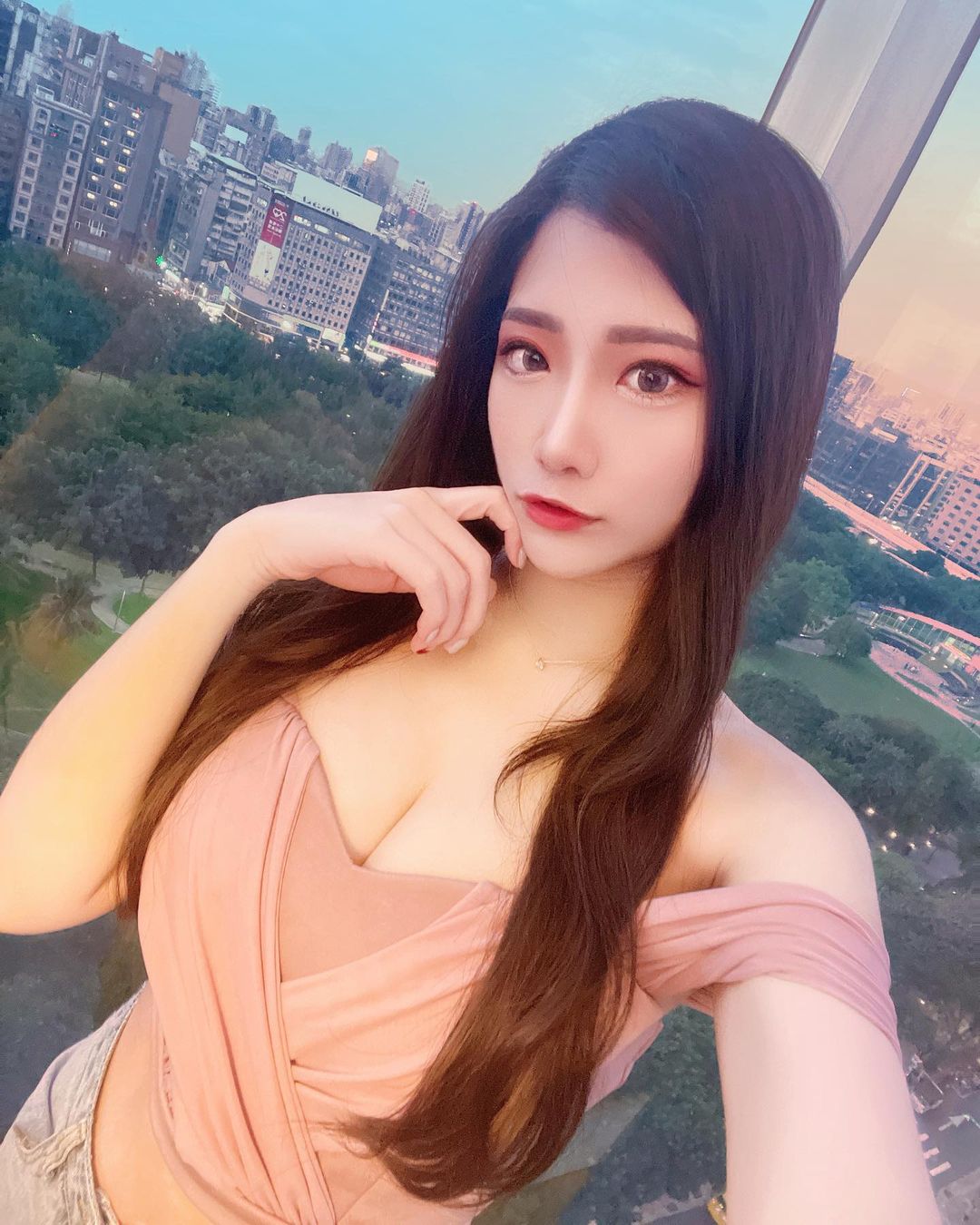 長髮正妹「Angel桃桃兒」爆乳露腰打桌球！「34E雪乳」比小白球還要吸睛！
