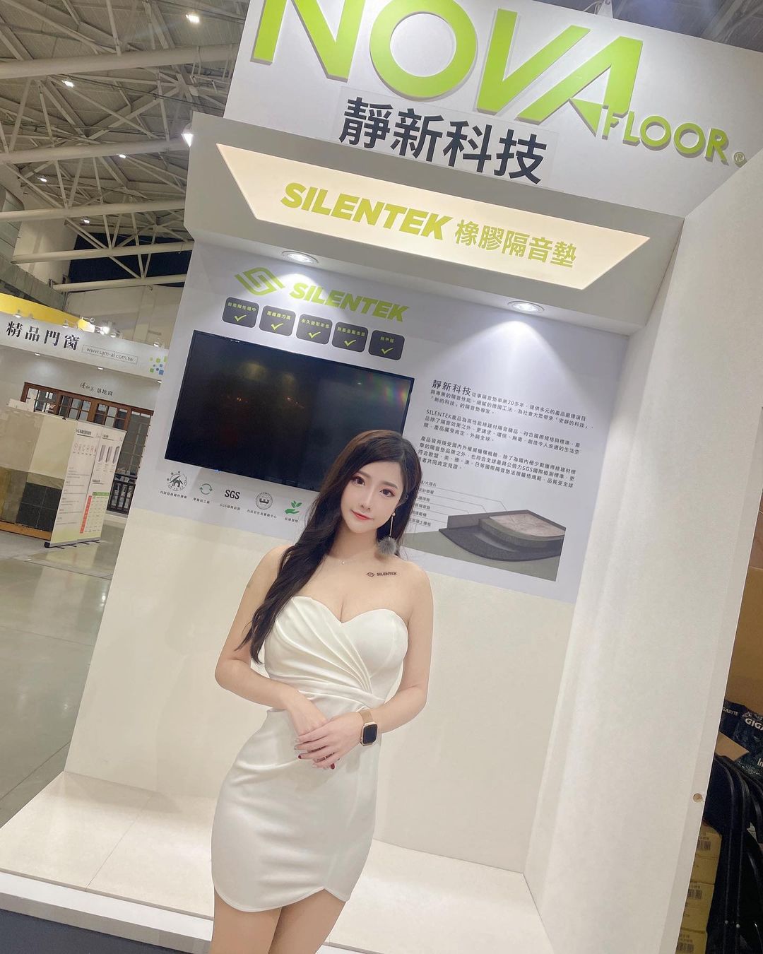 長髮正妹「Angel桃桃兒」爆乳露腰打桌球！「34E雪乳」比小白球還要吸睛！