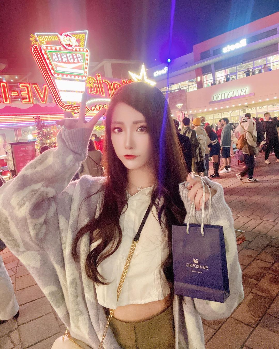 長髮正妹「Angel桃桃兒」爆乳露腰打桌球！「34E雪乳」比小白球還要吸睛！