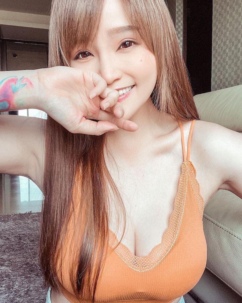 正妹「Leona」低胸自拍乳量太兇，「性感美胸」畫面太誘惑！