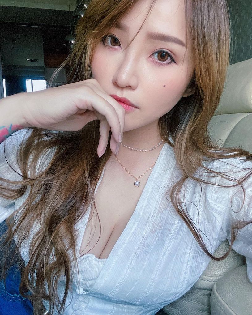正妹「Leona」低胸自拍乳量太兇，「性感美胸」畫面太誘惑！