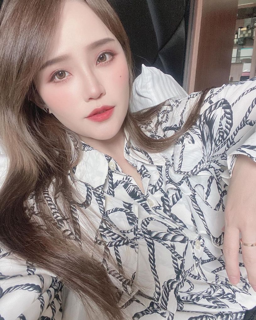 正妹「Leona」低胸自拍乳量太兇，「性感美胸」畫面太誘惑！