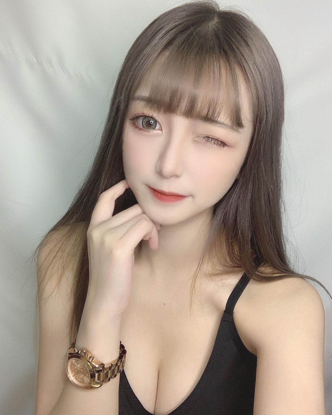 河堤驚見「短髮翹臀正妹」慢跑運動，纖細白皙超顯眼，路人看到都想一起跑！