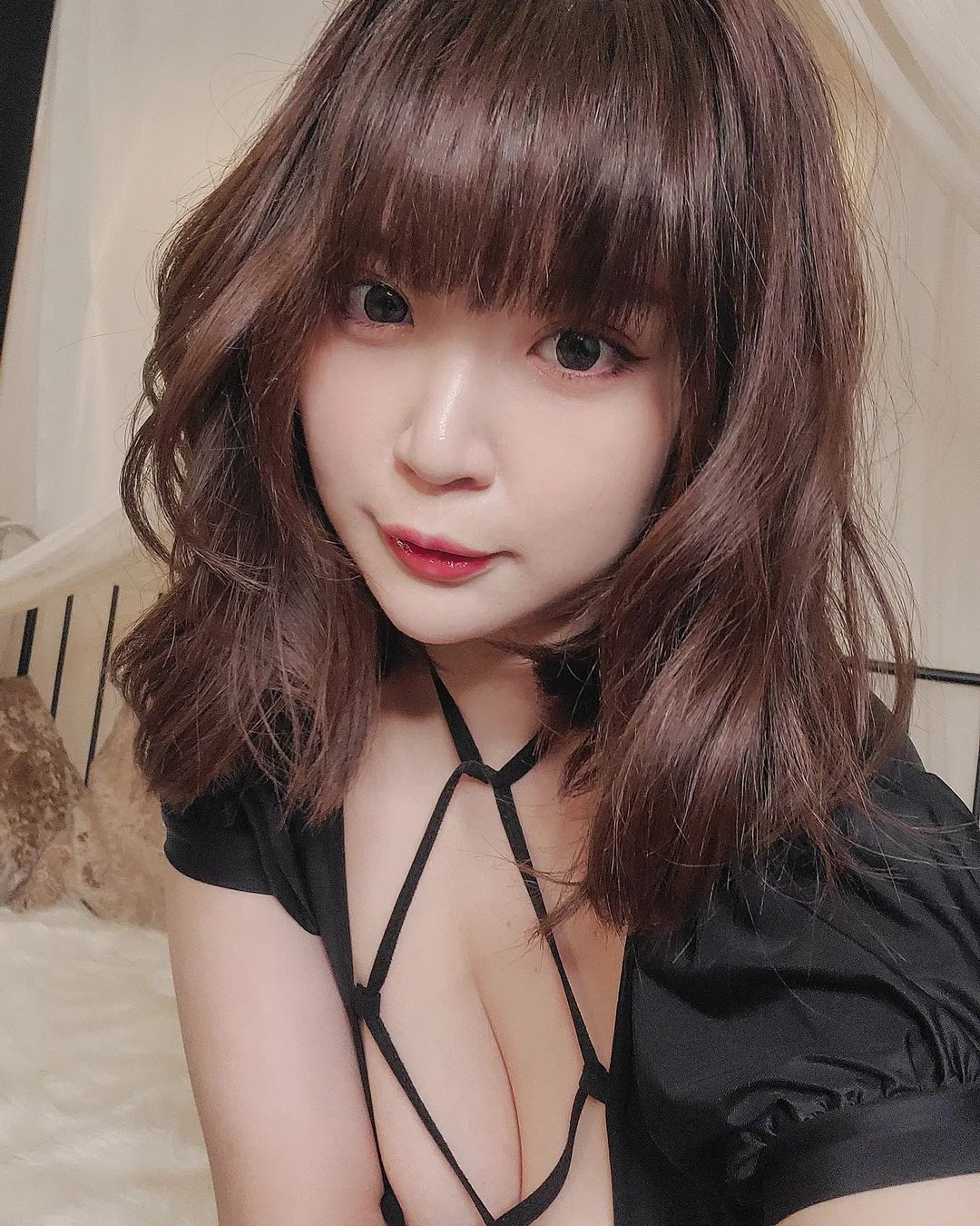 巨乳萌妹「Ruru茹茹」一彎腰露出深邃谷間　網友：想捧起來