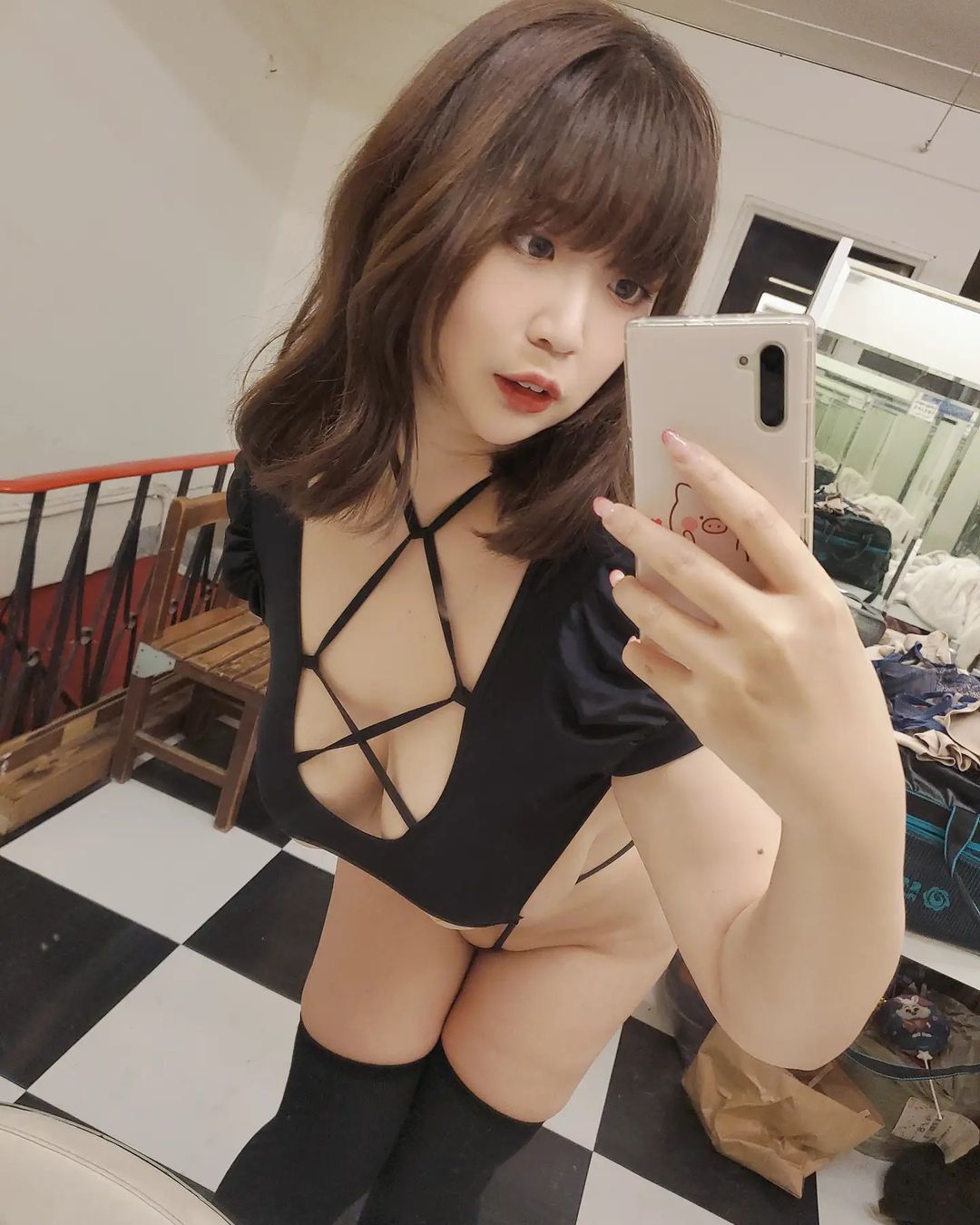 巨乳萌妹「Ruru茹茹」一彎腰露出深邃谷間　網友：想捧起來