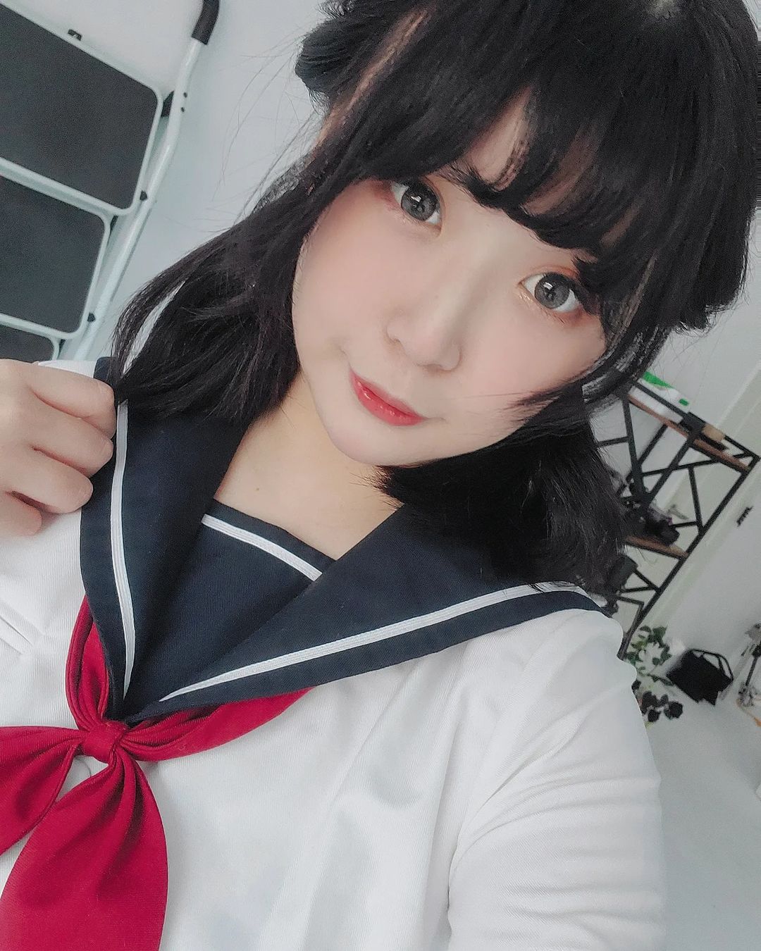 巨乳萌妹「Ruru茹茹」一彎腰露出深邃谷間　網友：想捧起來