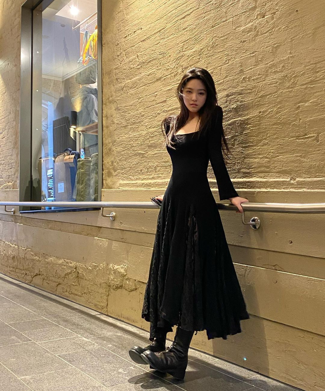 超性感旗袍設計！「雪乳美人」旗袍上大開中路，側邊白嫩弧度好明顯！