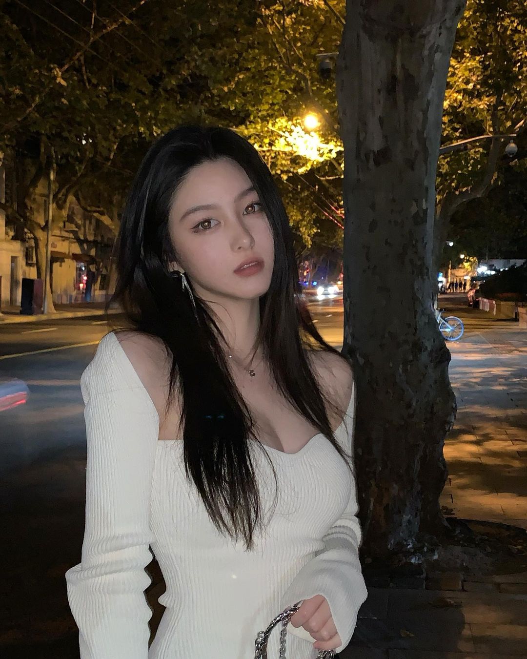 超性感旗袍設計！「雪乳美人」旗袍上大開中路，側邊白嫩弧度好明顯！