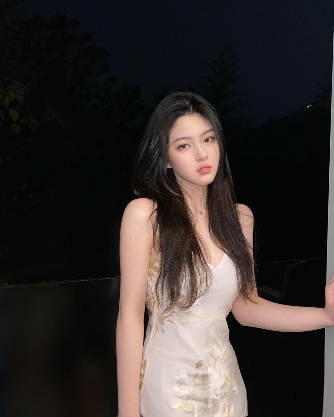 超性感旗袍設計！「雪乳美人」旗袍上大開中路，側邊白嫩弧度好明顯！