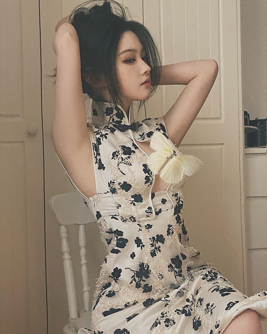 超性感旗袍設計！「雪乳美人」旗袍上大開中路，側邊白嫩弧度好明顯！