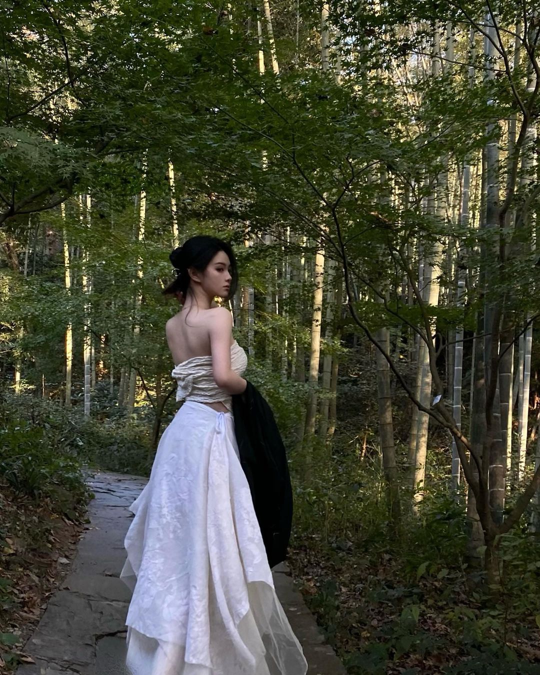 超性感旗袍設計！「雪乳美人」旗袍上大開中路，側邊白嫩弧度好明顯！