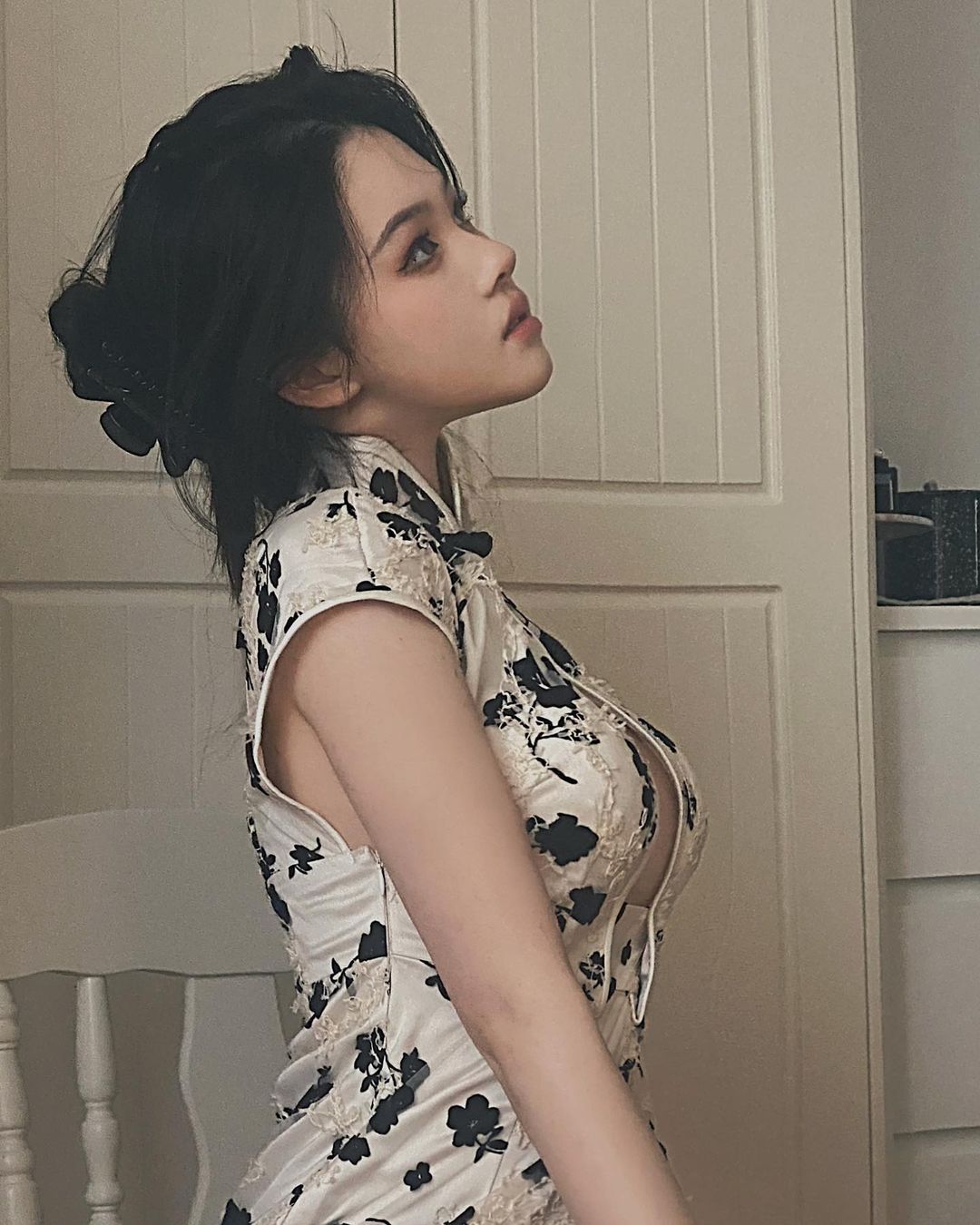 超性感旗袍設計！「雪乳美人」旗袍上大開中路，側邊白嫩弧度好明顯！