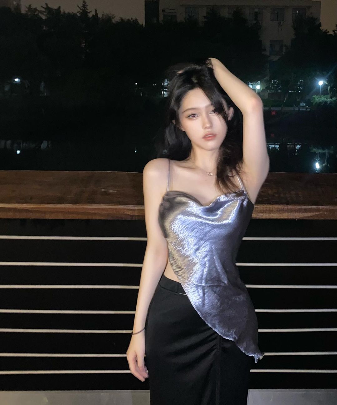 超性感旗袍設計！「雪乳美人」旗袍上大開中路，側邊白嫩弧度好明顯！