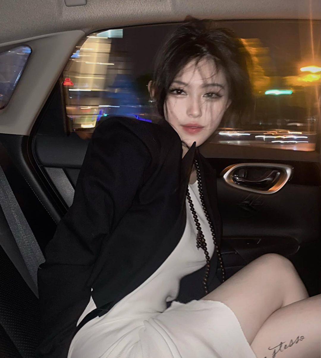 超性感旗袍設計！「雪乳美人」旗袍上大開中路，側邊白嫩弧度好明顯！