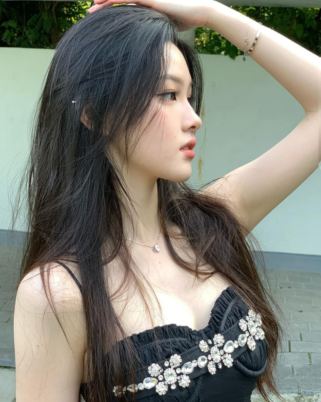 超性感旗袍設計！「雪乳美人」旗袍上大開中路，側邊白嫩弧度好明顯！