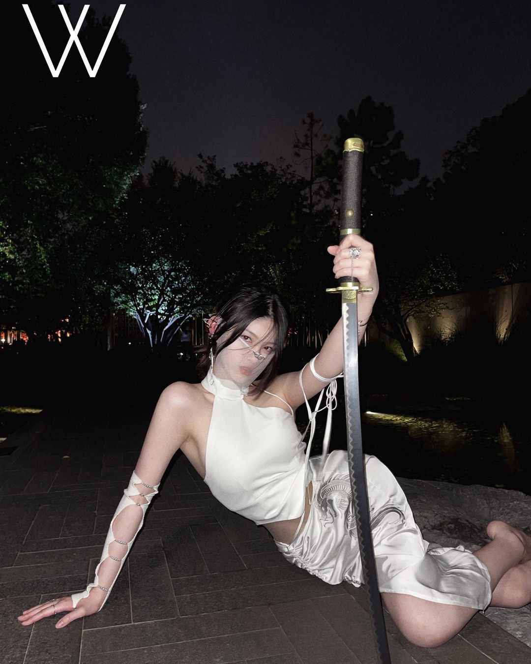超性感旗袍設計！「雪乳美人」旗袍上大開中路，側邊白嫩弧度好明顯！