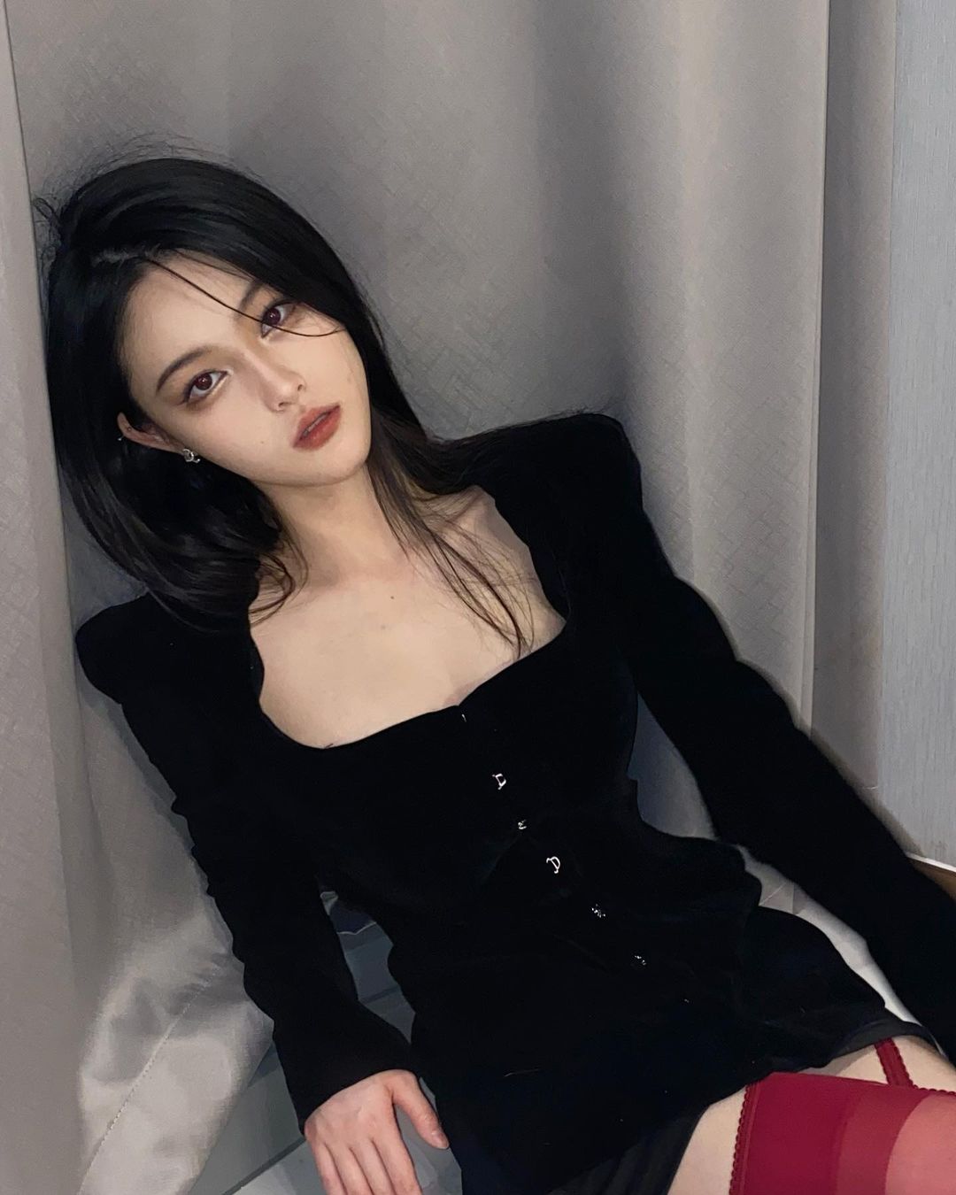 超性感旗袍設計！「雪乳美人」旗袍上大開中路，側邊白嫩弧度好明顯！