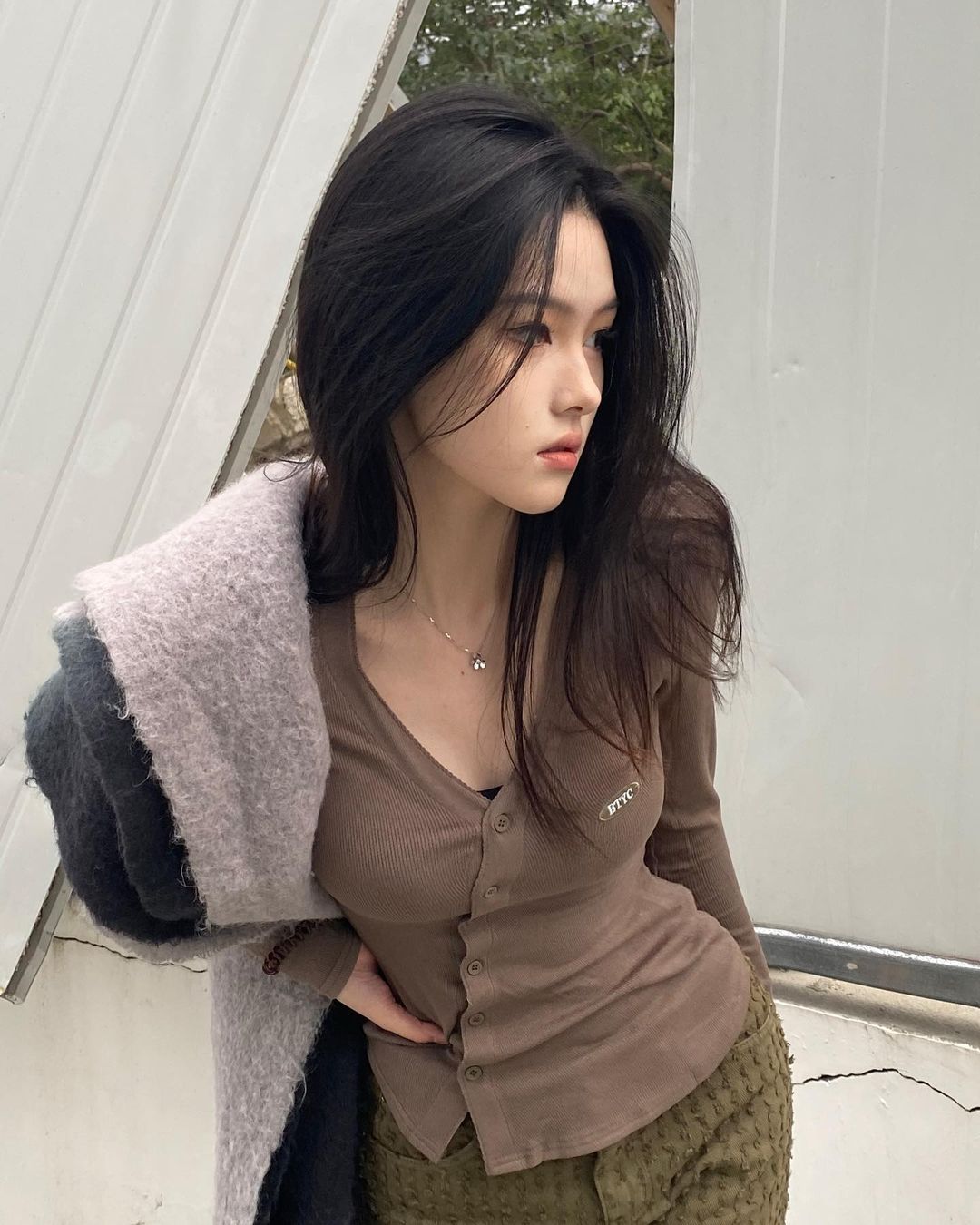 超性感旗袍設計！「雪乳美人」旗袍上大開中路，側邊白嫩弧度好明顯！