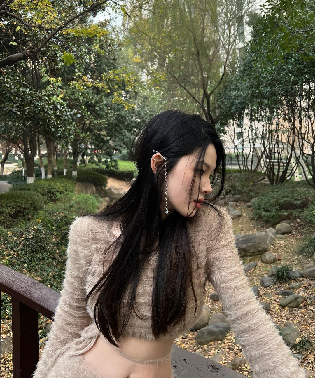 超性感旗袍設計！「雪乳美人」旗袍上大開中路，側邊白嫩弧度好明顯！