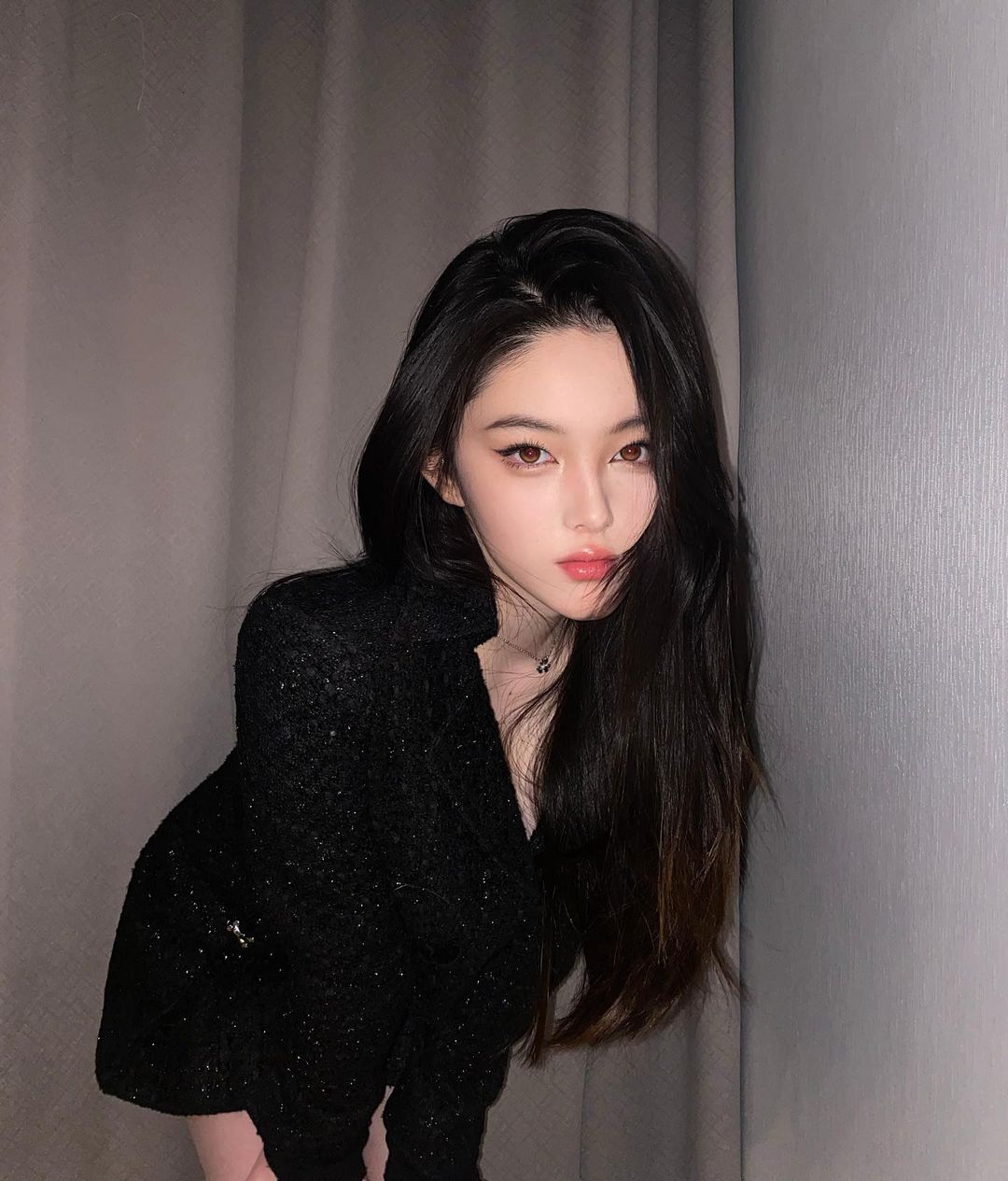 超性感旗袍設計！「雪乳美人」旗袍上大開中路，側邊白嫩弧度好明顯！