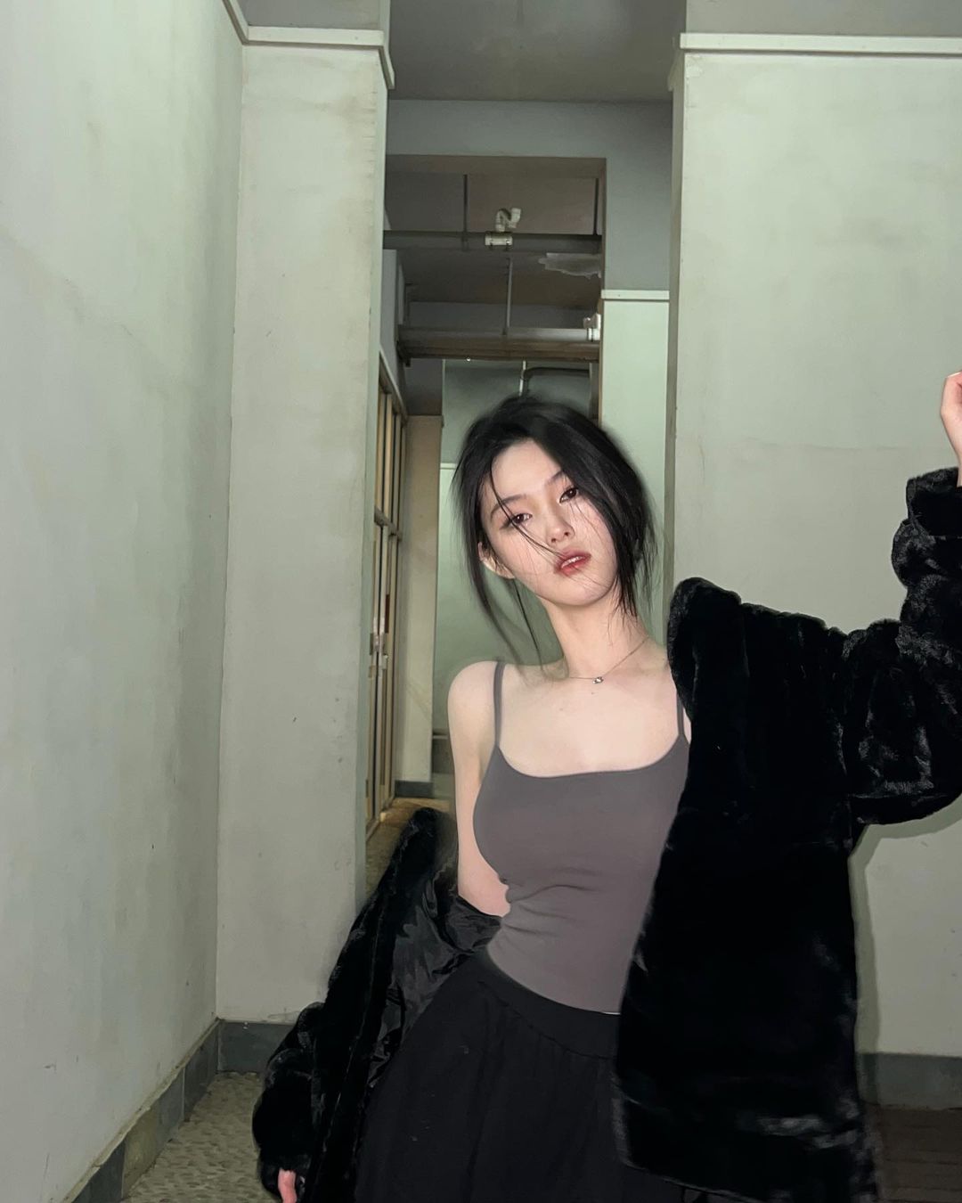 超性感旗袍設計！「雪乳美人」旗袍上大開中路，側邊白嫩弧度好明顯！