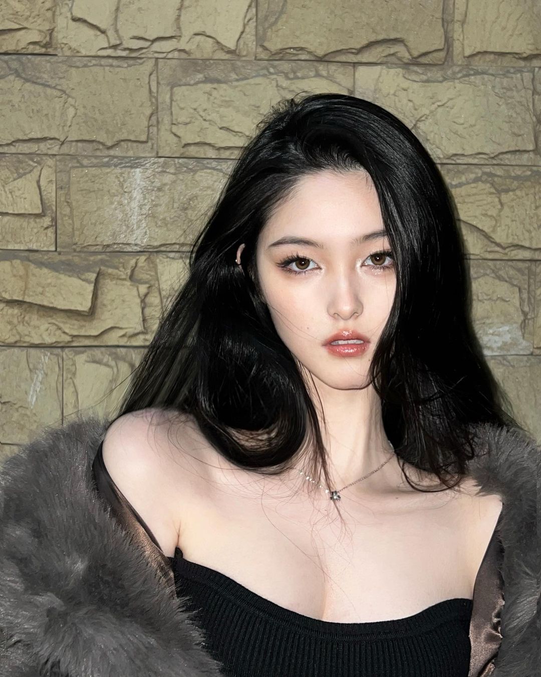 超性感旗袍設計！「雪乳美人」旗袍上大開中路，側邊白嫩弧度好明顯！