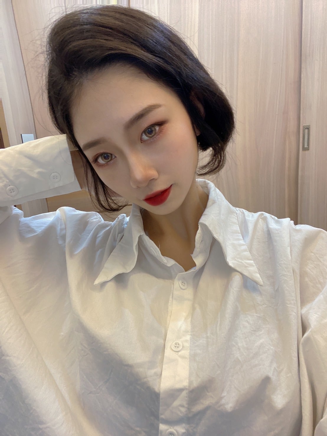 情慾枷鎖電眼美人「Verna」解開束縛上身淨空　引人遐想「勾魂雙眸」魅惑又撩慾