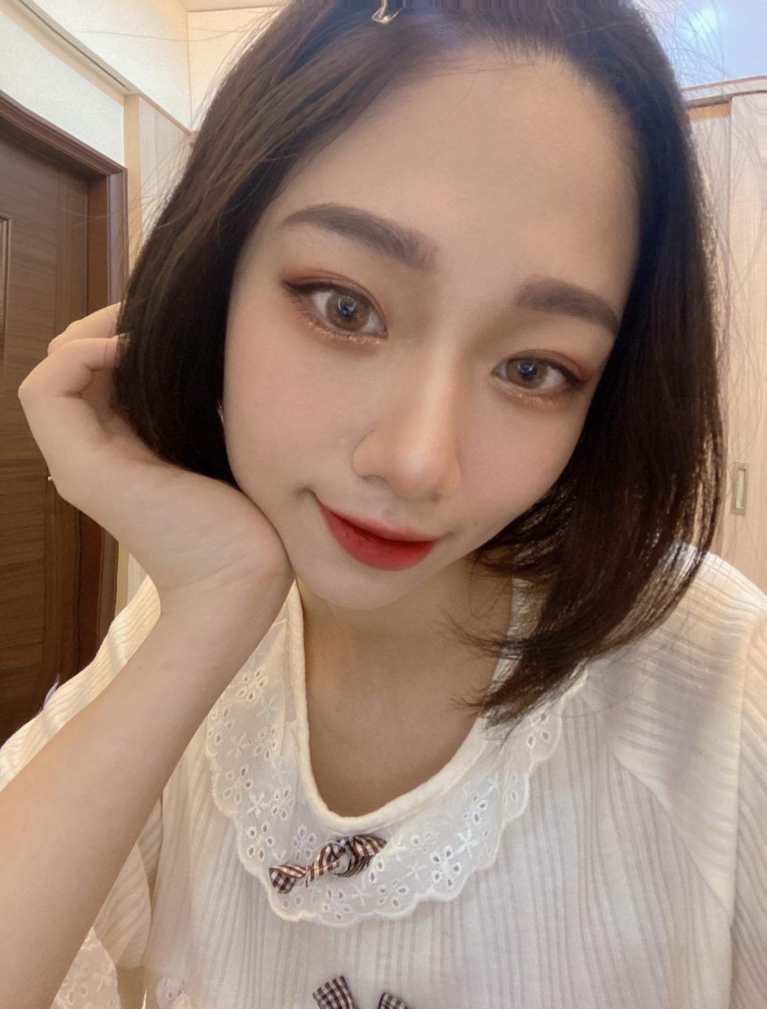 情慾枷鎖電眼美人「Verna」解開束縛上身淨空　引人遐想「勾魂雙眸」魅惑又撩慾