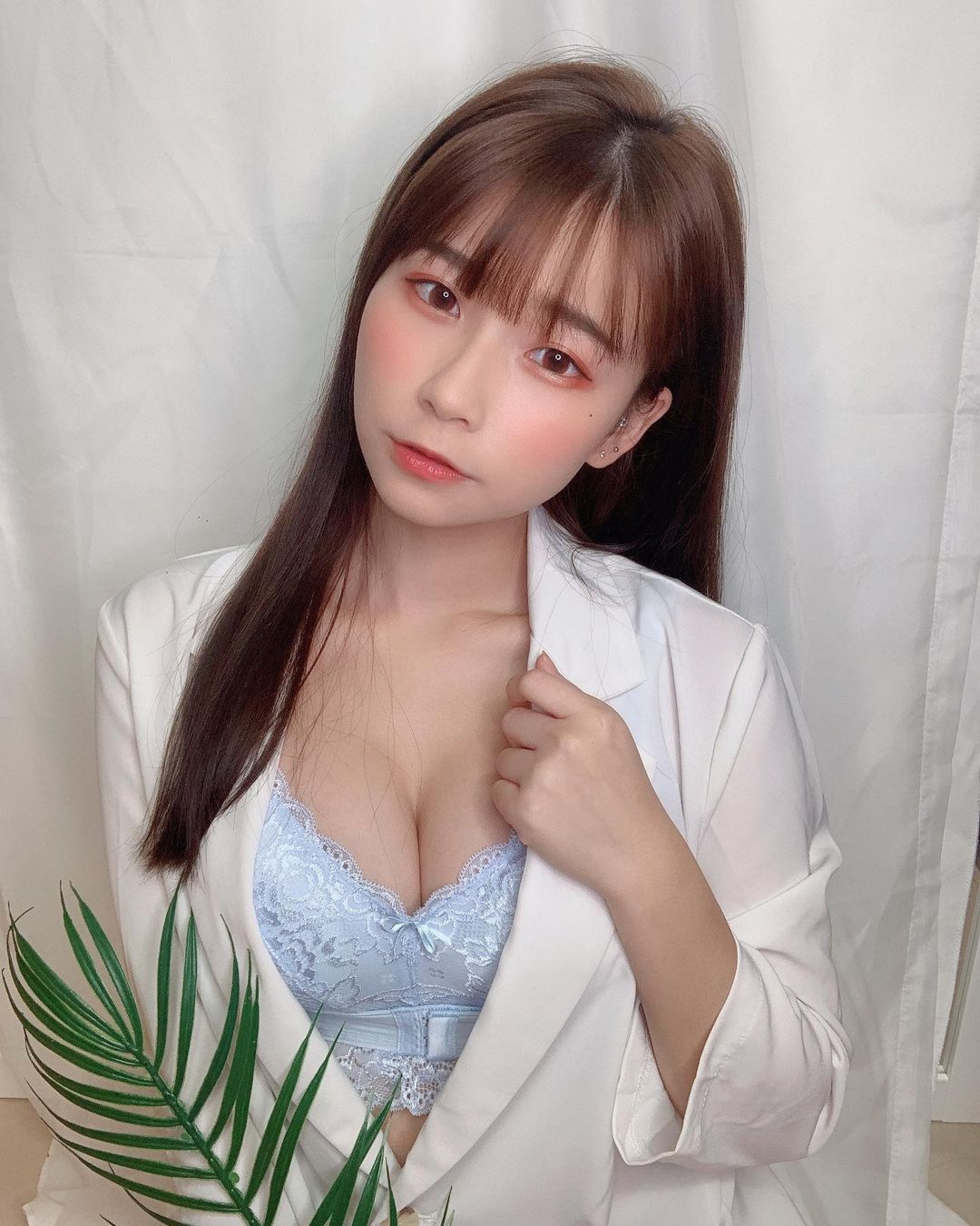 美艷長腿小姐姐陳QQ水汪大眼＋白嫩雪乳讓網友口水流不停，甜笑超犯規！ - 美女圖 -