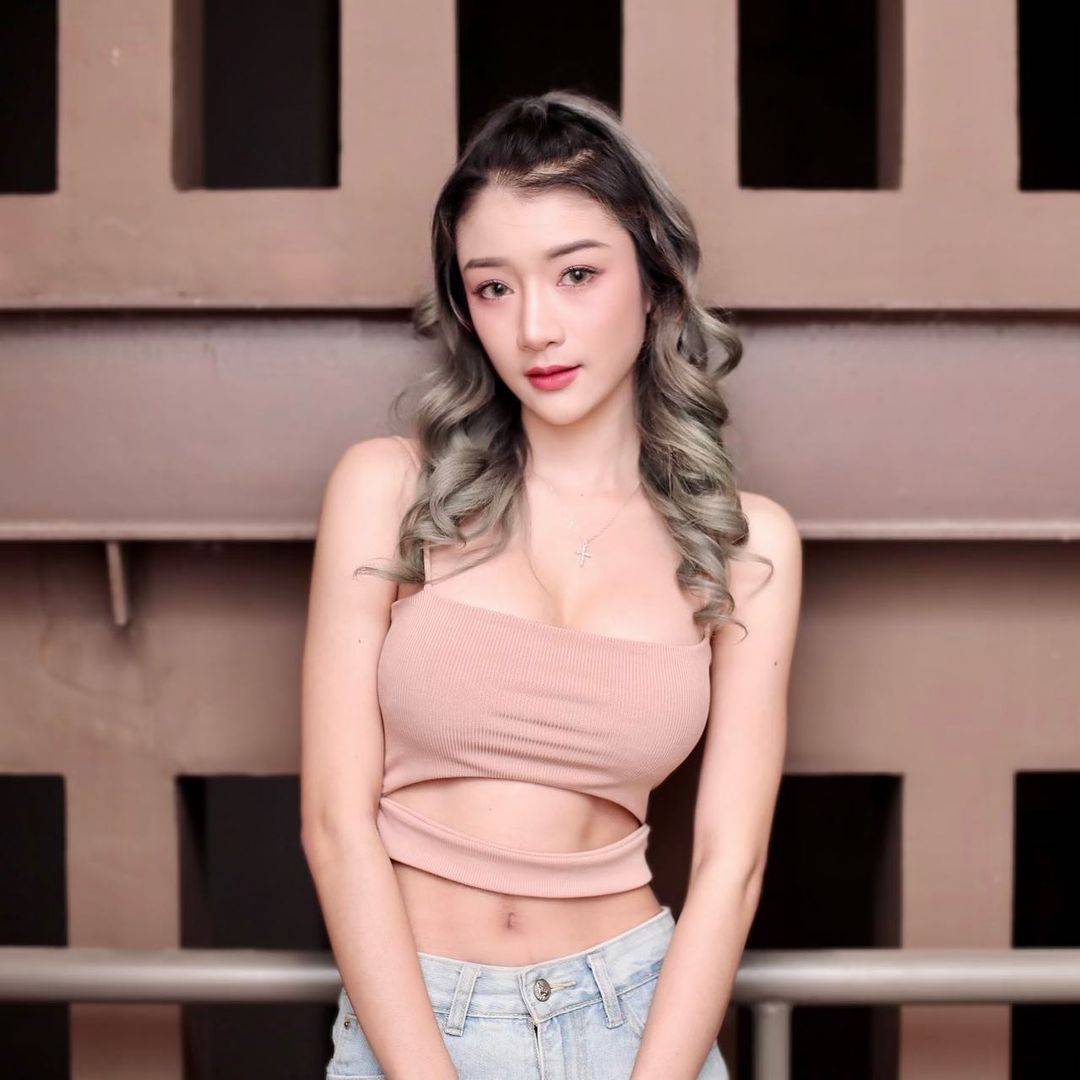 泰國「微笑女神」不只笑容 100 分！「事業線＋水蛇腰」讓網友一秒按下追蹤鍵