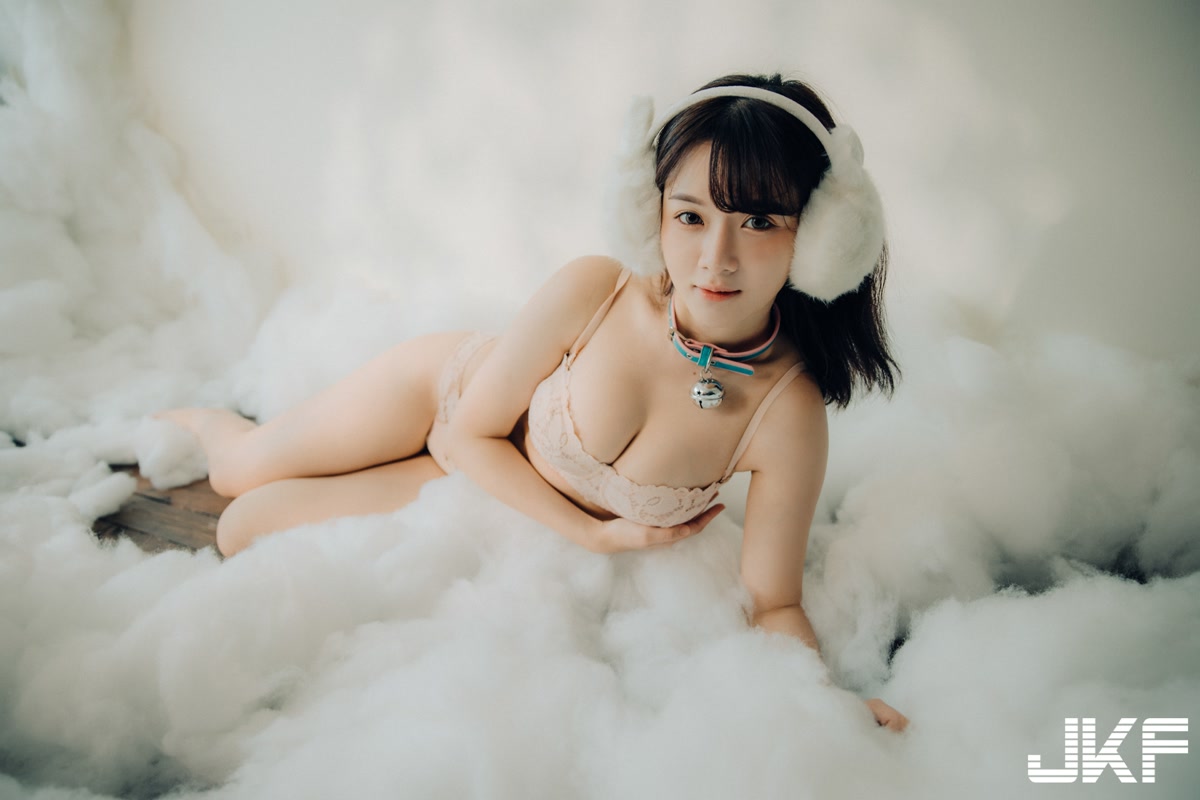 巨乳美少女「倩倩」粉嫩內衣誘惑，「超優質的曲線」有夠兇爆！