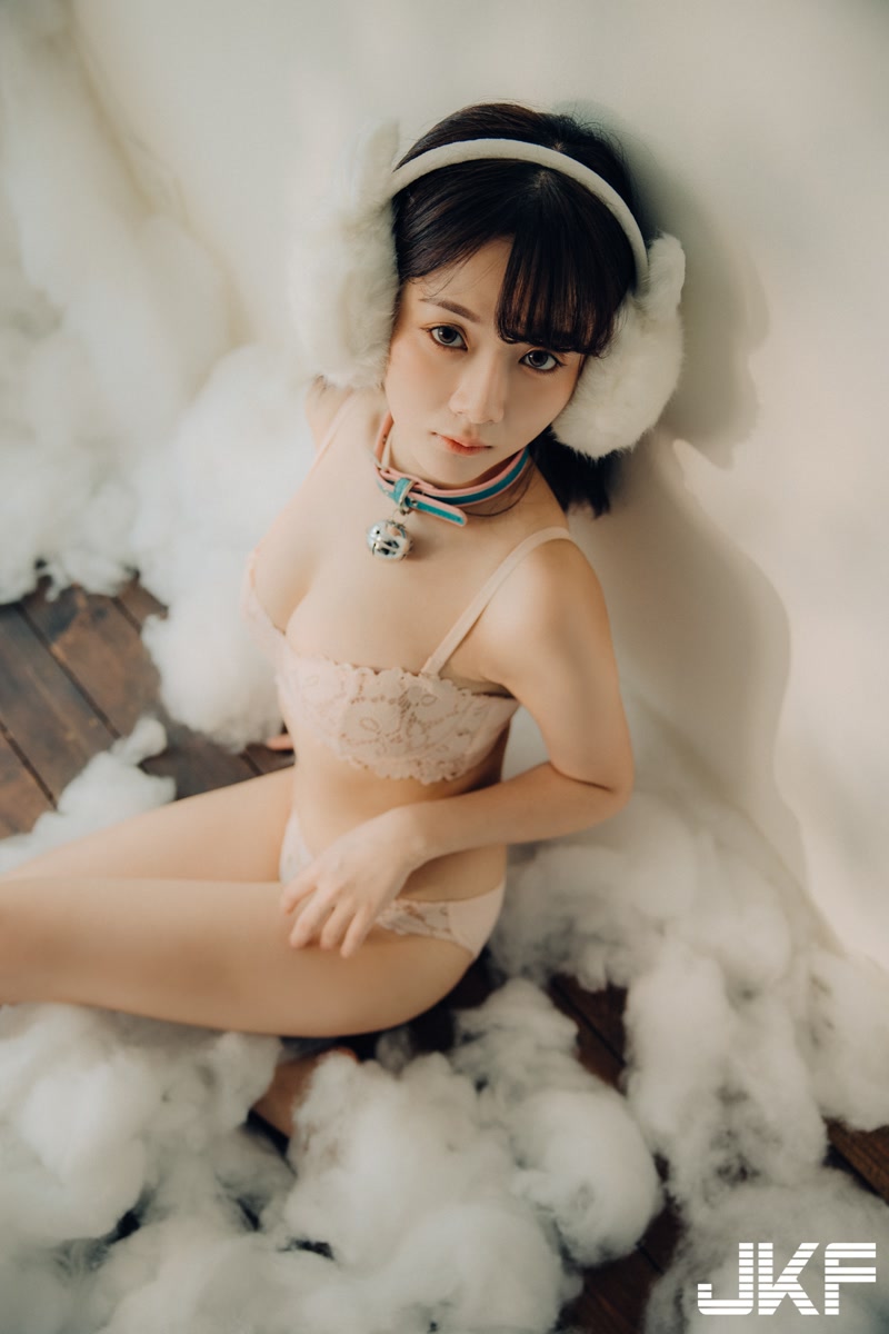 巨乳美少女「倩倩」粉嫩內衣誘惑，「超優質的曲線」有夠兇爆！