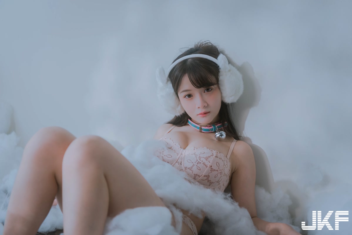 巨乳美少女「倩倩」粉嫩內衣誘惑，「超優質的曲線」有夠兇爆！