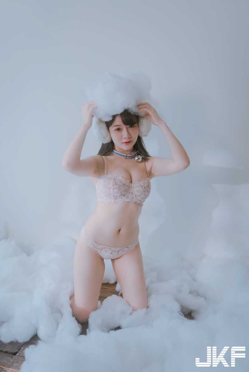 巨乳美少女「倩倩」粉嫩內衣誘惑，「超優質的曲線」有夠兇爆！