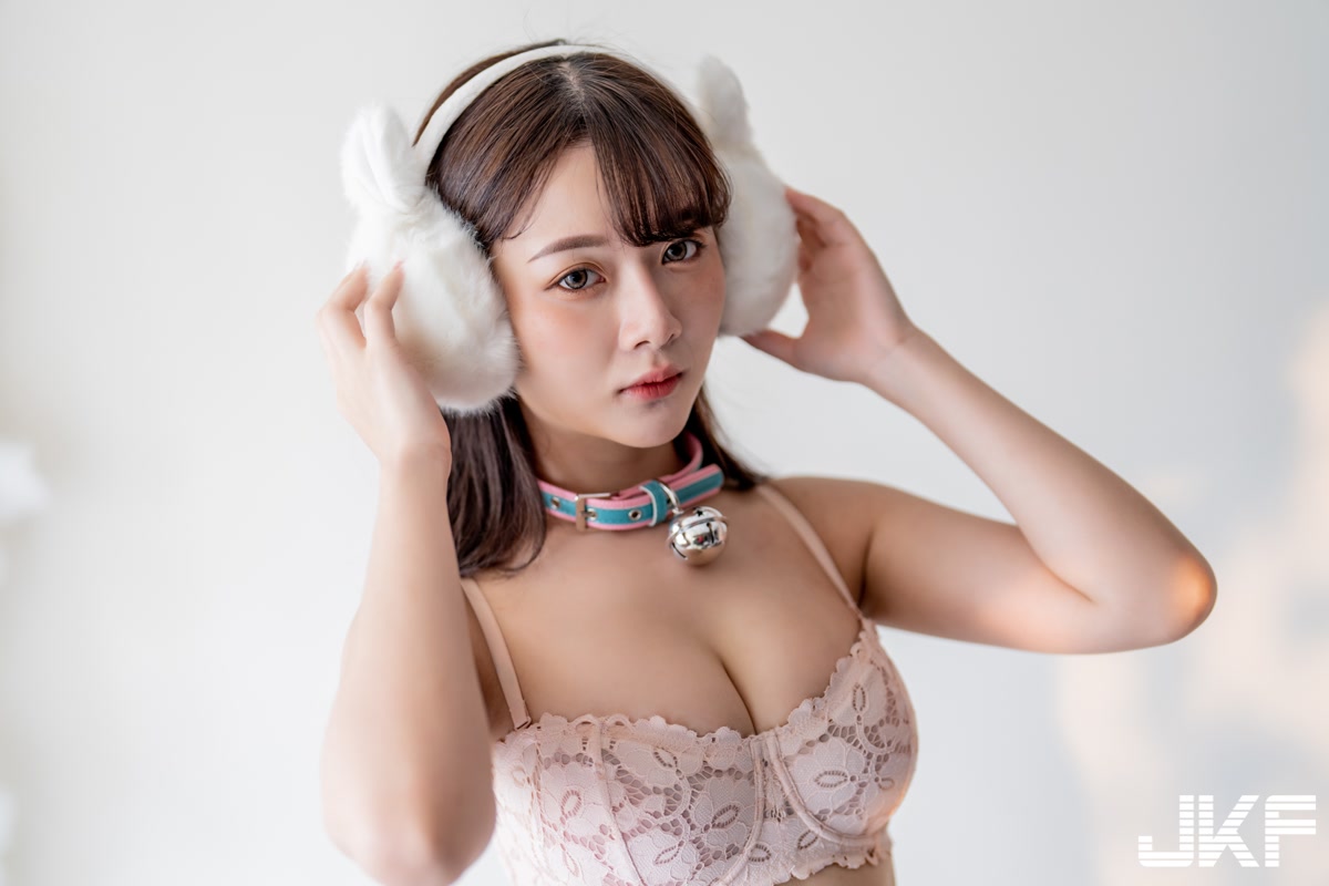 巨乳美少女「倩倩」粉嫩內衣誘惑，「超優質的曲線」有夠兇爆！