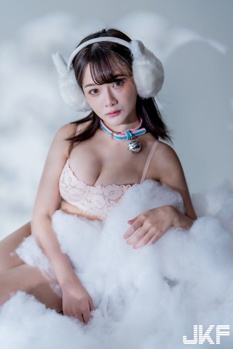 巨乳美少女「倩倩」粉嫩內衣誘惑，「超優質的曲線」有夠兇爆！