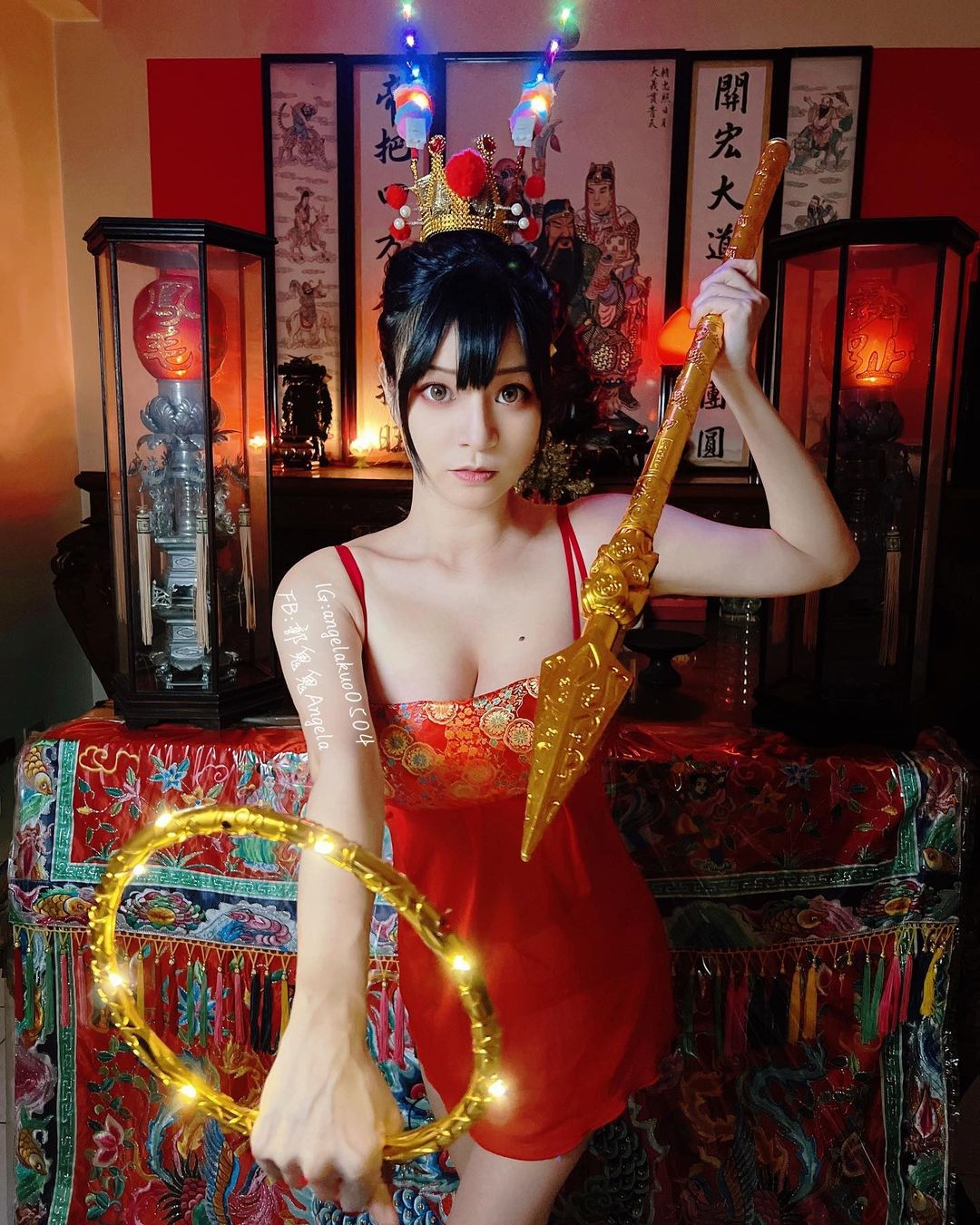 好有重量！巨乳同事搬貨「卡住胸部」　網友：我樂意幫忙扶