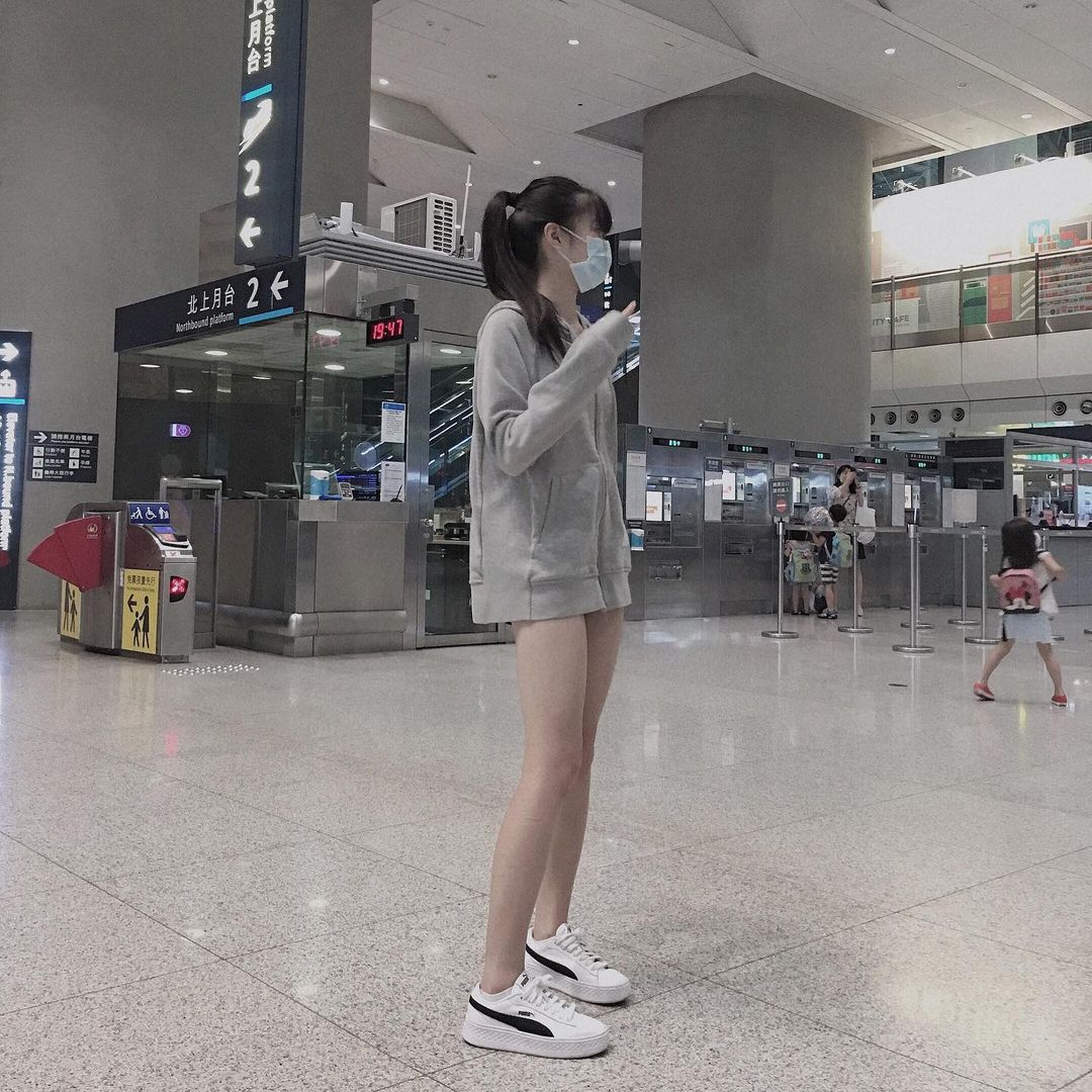 萌系正妹「鴨子」小露性感下身失蹤大送白嫩長腿，低胸上衣露出美胸太犯規了！ - 美女圖 -