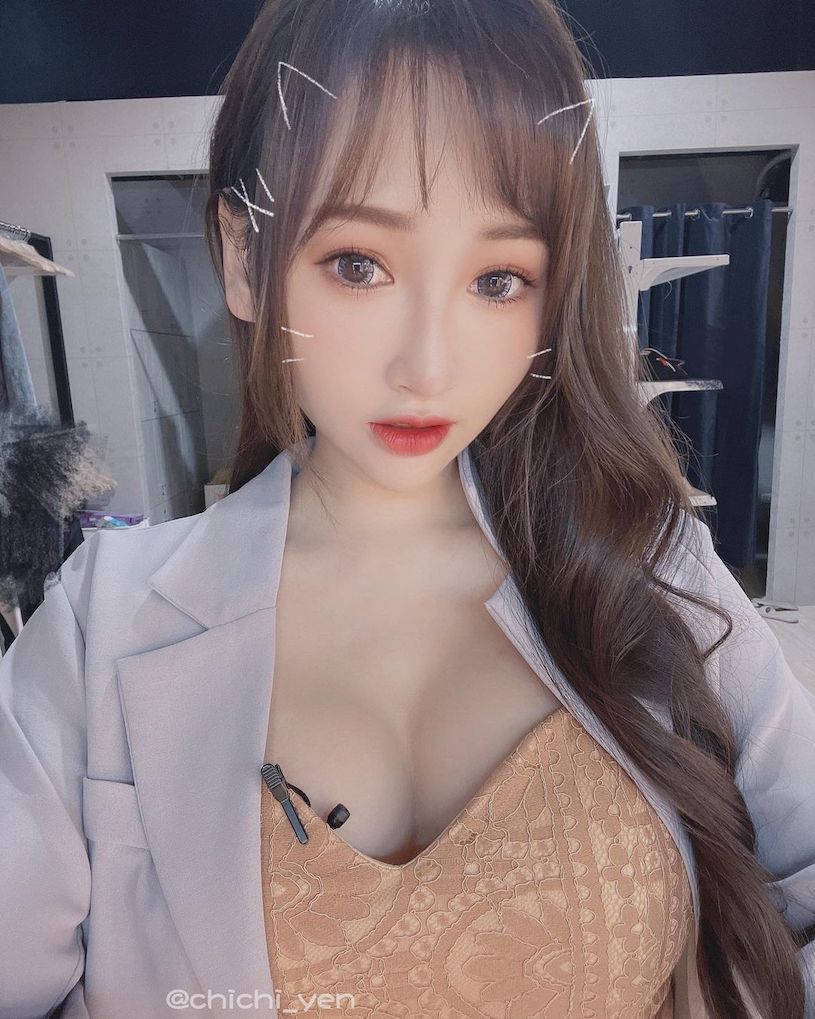 美腿直播主「嚴琪琪」誘惑自拍，胸前深V「美乳超凸出」！