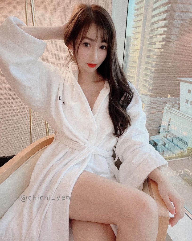 美腿直播主「嚴琪琪」誘惑自拍，胸前深V「美乳超凸出」！