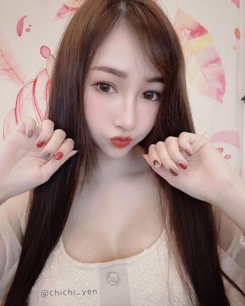 美腿直播主「嚴琪琪」誘惑自拍，胸前深V「美乳超凸出」！