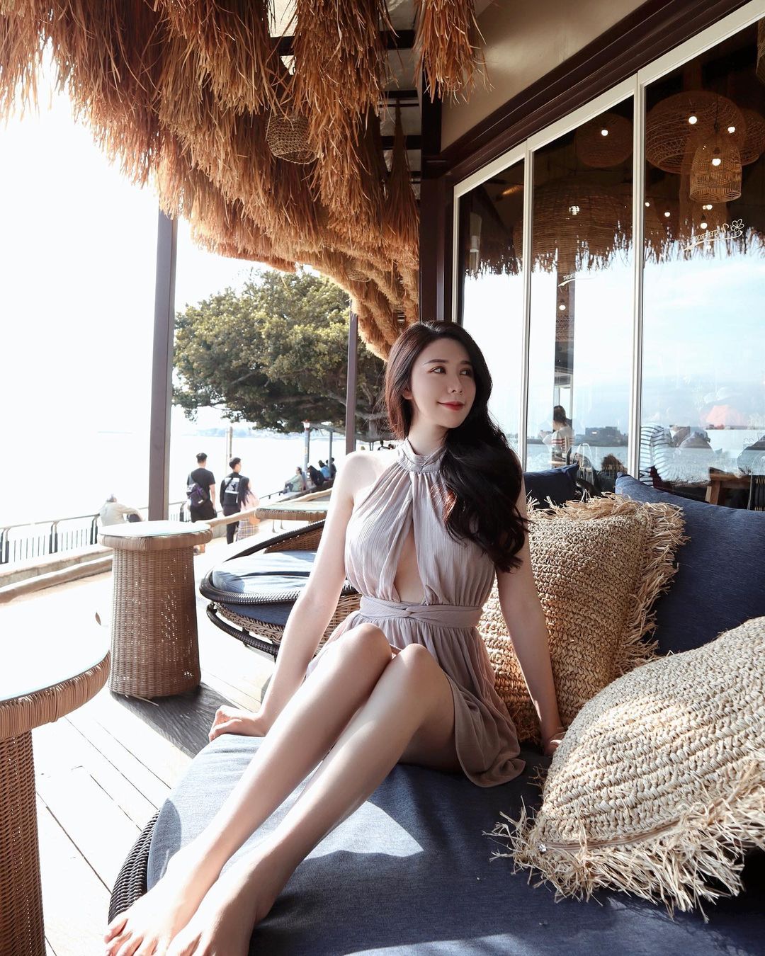 酥胸甜心梨梨joolly姣好曲線和白嫩美腿不多看一眼太可惜！渾圓美巨乳上空解放！ - 美女圖 -