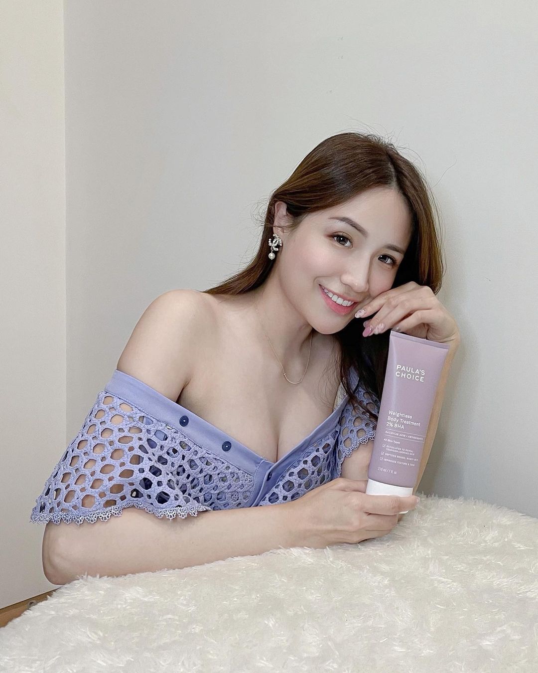 開朗女孩Hebbe優質身材讓粉絲都瘋狂愛她!低胸裝「蹦出性感事業線」! - 美女圖 -