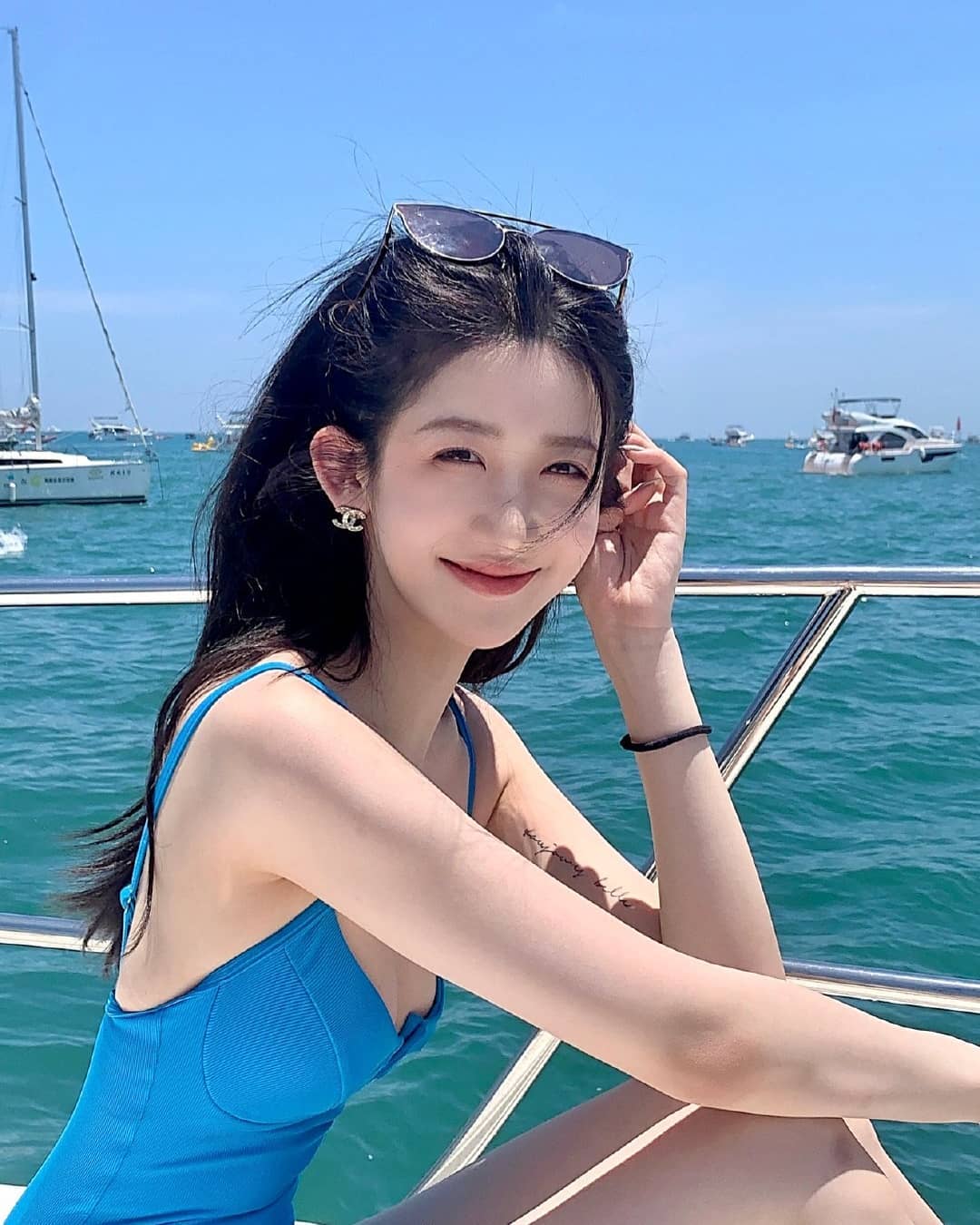 「白嫩正妹」曬美背搭水果船，「銷魂細腰」性感氣場直沖男粉腦門
