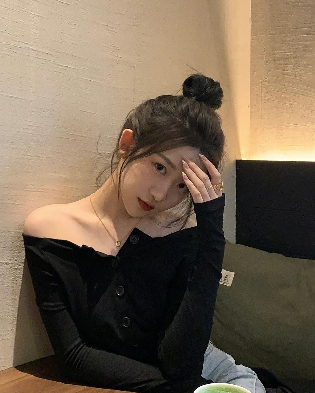 「白嫩正妹」曬美背搭水果船，「銷魂細腰」性感氣場直沖男粉腦門