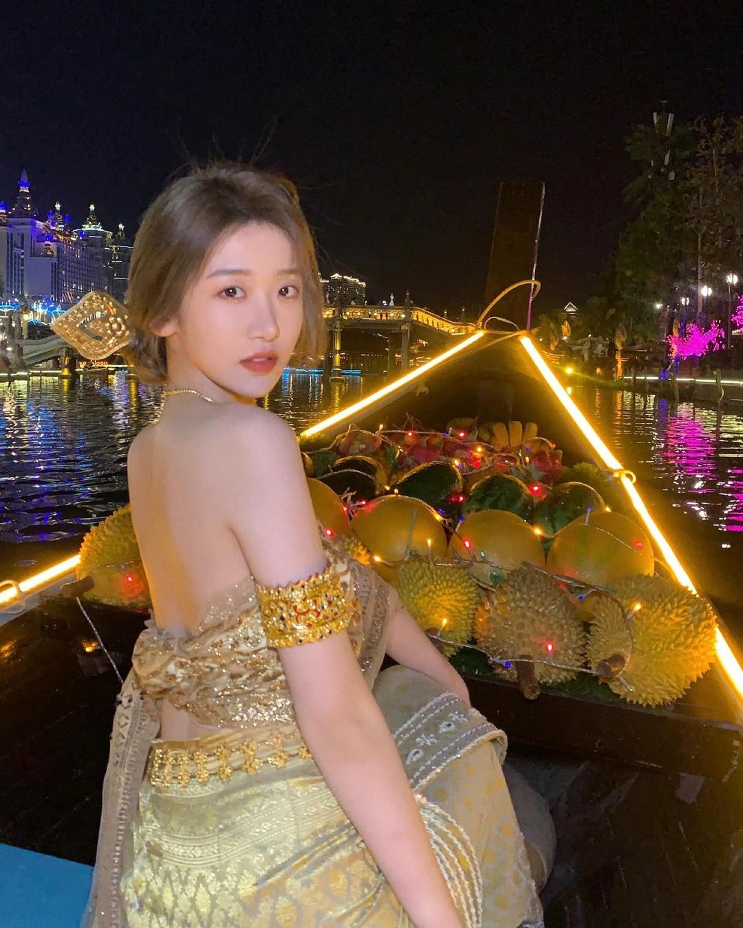 「白嫩正妹」曬美背搭水果船，「銷魂細腰」性感氣場直沖男粉腦門