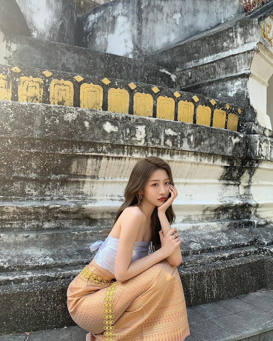 「白嫩正妹」曬美背搭水果船，「銷魂細腰」性感氣場直沖男粉腦門