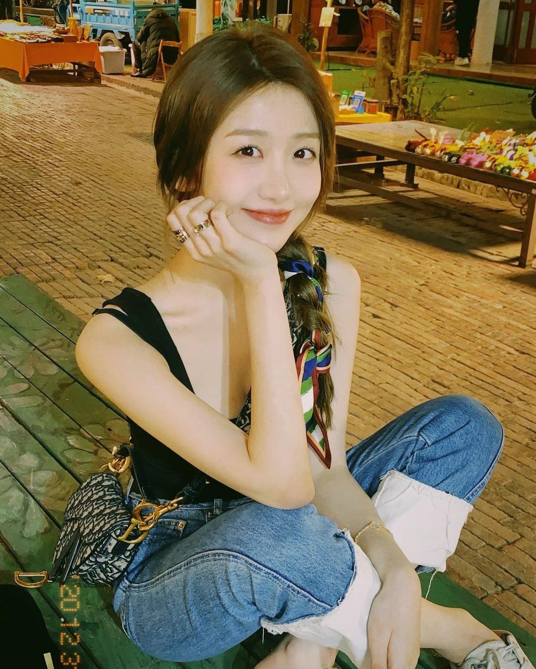 「白嫩正妹」曬美背搭水果船，「銷魂細腰」性感氣場直沖男粉腦門