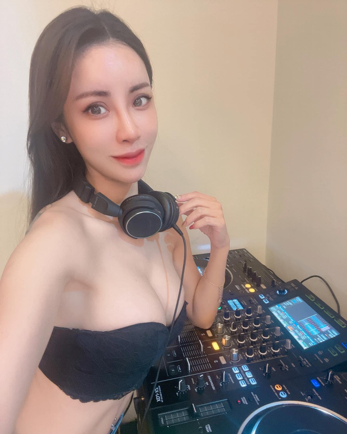 JKF 女郎「莉亞」化身俏 DJ 問「穿這樣放歌可以嗎？」側面視角迷倒網友
