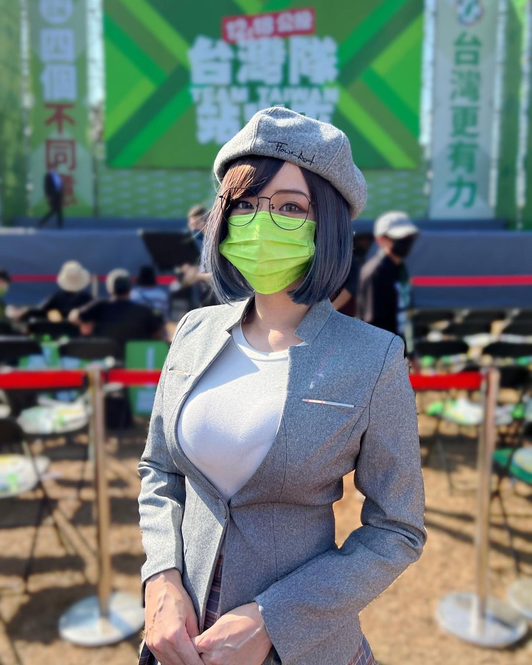 「郭鬼鬼」修電腦狂閃大奶光，網友驚：「原來希臘文ω是象形文」